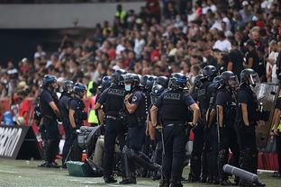 邓弗里斯：我偶像是孔帕尼和麦孔，遇到的最强对手是梅西（邓弗里斯自述：偶像是孔帕尼与麦孔，职业生涯最强对手当属梅西）