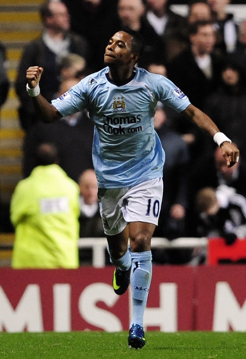 英超曼城与利物浦积分榜争夺白热化（曼城与利物浦英超榜首之争进入白热期）