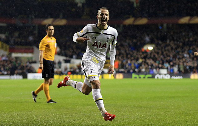 记者：谢维军在昨天的比赛中肋骨又裂了