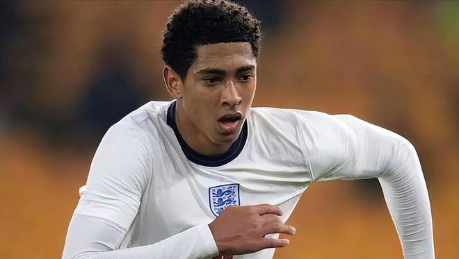 绽放北京足球披金挂银女足、青训、群众赛事均创佳绩（北京足球捷报频传：女足争金夺银，青训与群众赛事齐创佳绩）