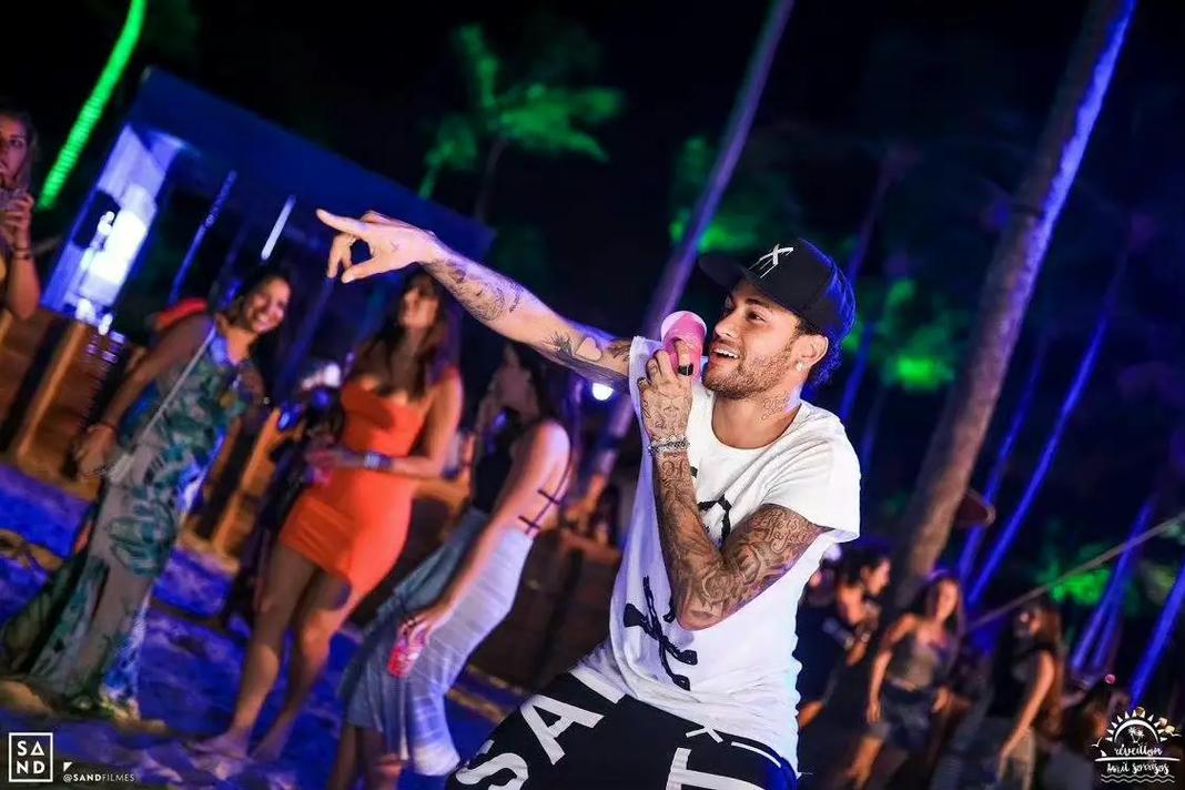 足球中超多队开始集训，主帅强调体能储备（中超多队陆续开训 主帅着重强调体能储备）