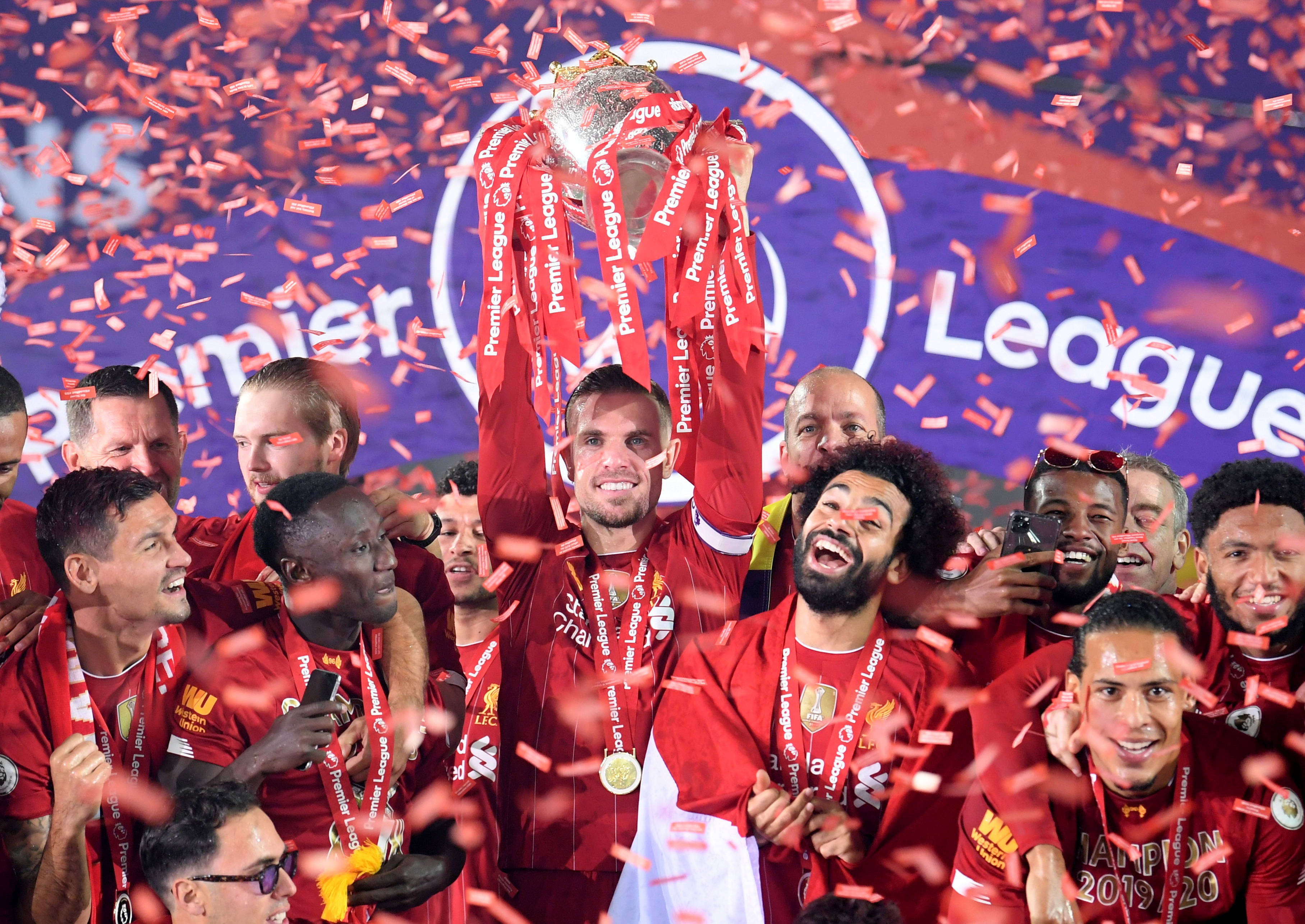 C罗前队友：C罗能踢到100岁！不喜欢梅西就不喜欢足球！（C罗昔日队友：C罗能踢到百岁！不喜欢梅西就不是足球迷！）