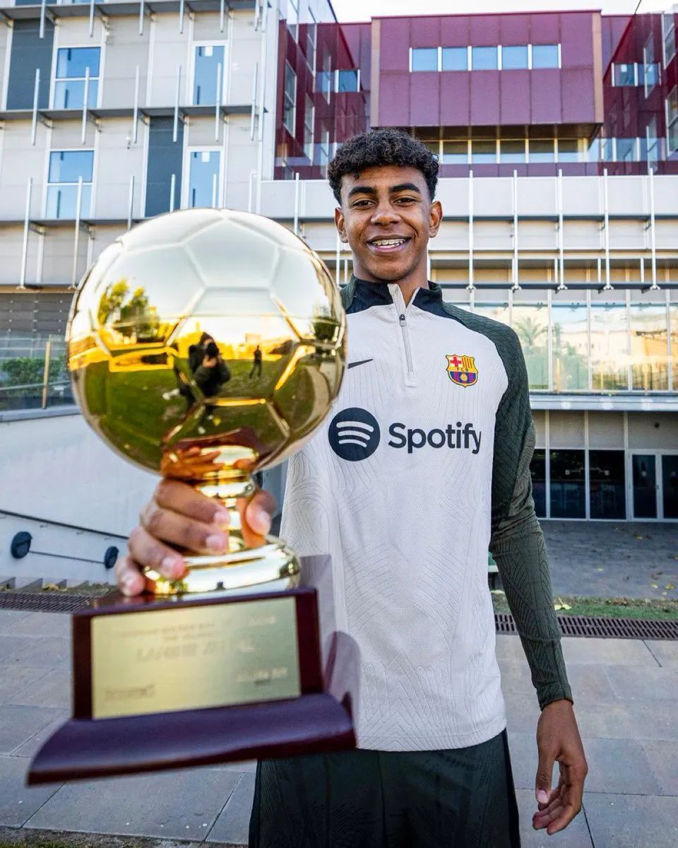 足球世界杯倒计时100天，全球球迷热情高涨（距足球世界杯开幕仅百日，全球球迷激情高涨）