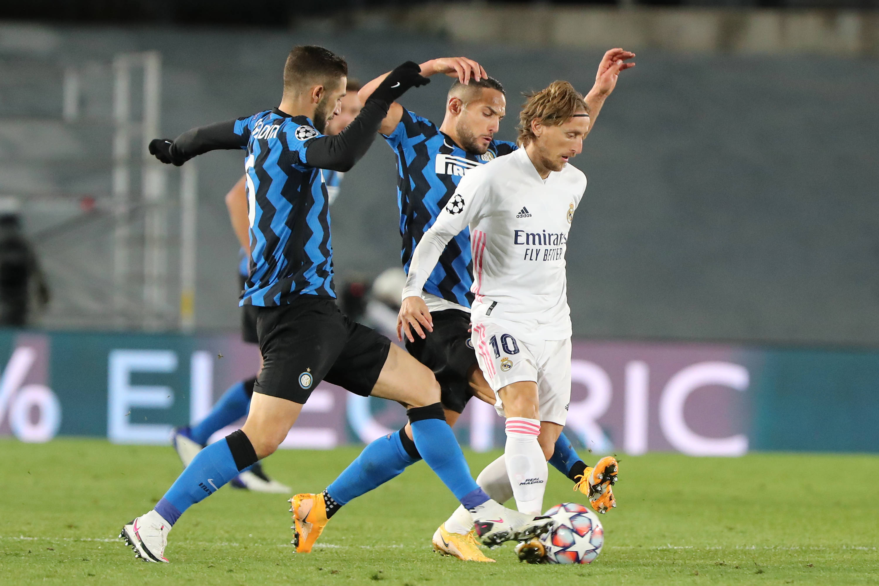 湖人官方社交媒体分享训练瞬间（湖人官方社媒发布训练花絮）