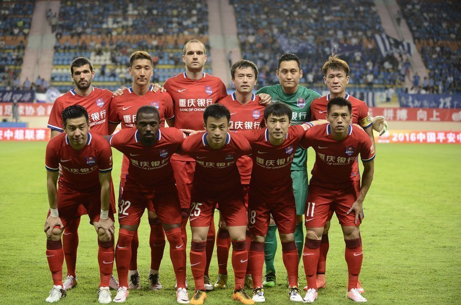 詹姆斯半场16次运动战出手，个人轰16分暂时领跑全队（詹姆斯半场16次运动战出手砍下16分，暂居队内得分第一）