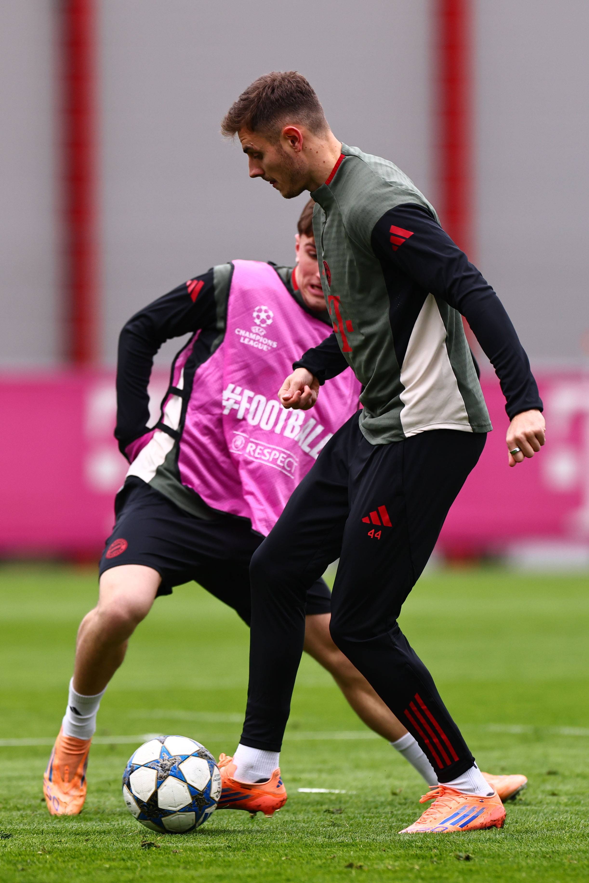 FIFA年度奖项汇总：登贝莱当选男足最佳球员，恩里克最佳主帅（FIFA年度大奖盘点：登贝莱荣膺最佳男足球员，恩里克加冕最佳主教练）