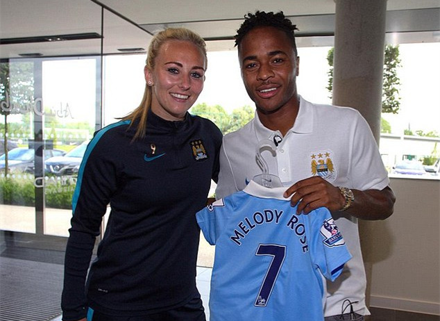 从手足无措到游刃有余，齐达内在公园学着踢毽子